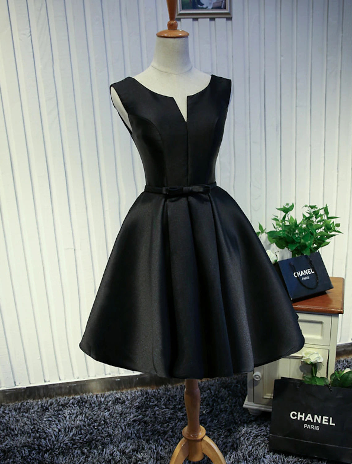 Abiti da ballo a trapezio, abiti minimalisti, da ballo, compleanno, lunghezza al ginocchio, senza maniche, scollo gioiello, in raso, senza schienale, con farfalla